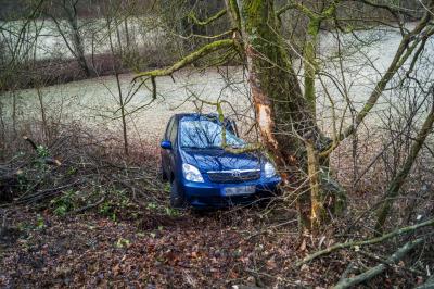 Oberstenfeld-Gronau: Strassenglaette! PKW kracht im Kurvenbereich den Graben hinunter